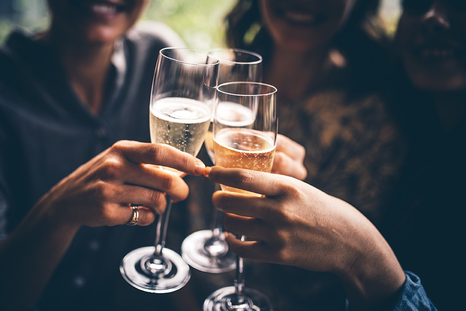 Skål Tre vänner firar med champagne