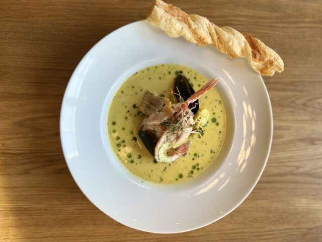 Fisk och skaldjurssoppa med saffran och vit choklad