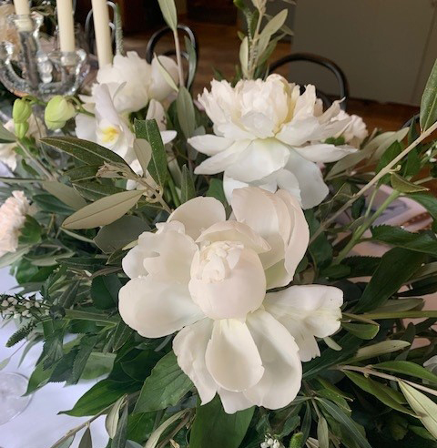 Vackra vita pioner blomsterdekoration